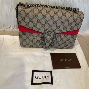 Practically new ! 9x5x 1 . It’s beautiful and worn once for 2 hours .